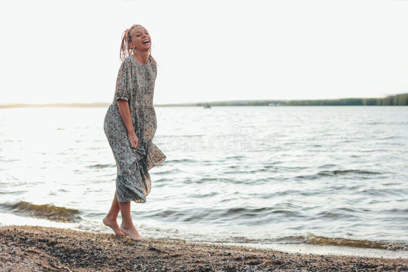 Belle jeune femme romantique avec les tresses africaines dans la robe sur la plage, temps de vacances d'été images libres de droits Belle jeune femme romantique avec les tresses africaines dans la robe sur la plage, temps de vacances d'été images libres de droits