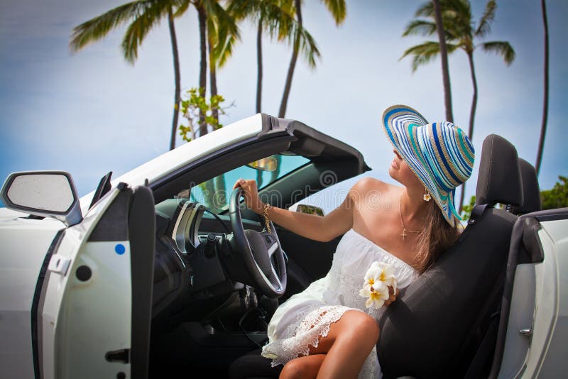 Belle jeune femme se reposant dans sa voiture photographie stock Belle jeune femme se reposant dans sa voiture photographie stock