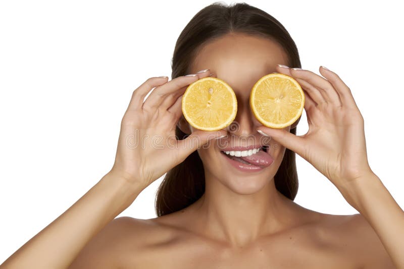 Belle jeune femme sexy avec la peau saine parfaite et les épaules nues de long de cheveux maquillage brun de jour tenant le pampl image libre de droits Belle jeune femme sexy avec la peau saine parfaite et les épaules nues de long de cheveux maquillage brun de jour tenant le pampl image libre de droits