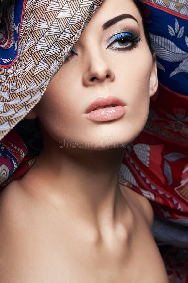 Belle jeune femme sous le capot image libre de droits Belle jeune femme sous le capot image libre de droits