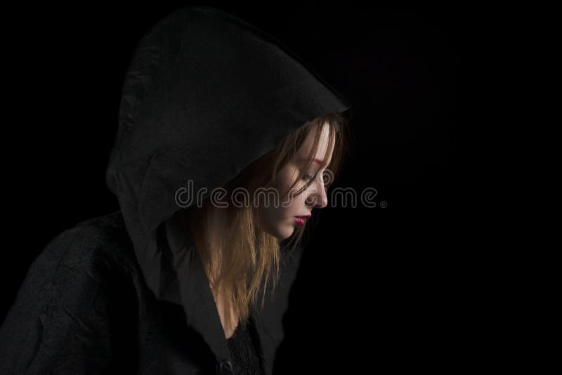 Belle jeune femme utilisant le capot noir image libre de droits Belle jeune femme utilisant le capot noir image libre de droits