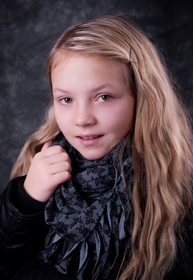 Belle jeune fille image stock. Image du femelle, caucasien 25789145