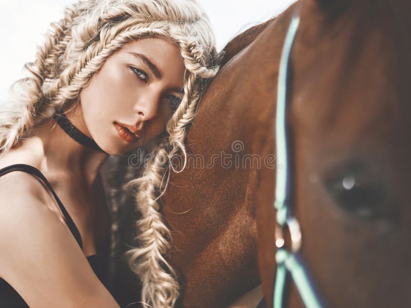 Belle jeune fille avec le cheval brun photographie stock libre de droits Belle jeune fille avec le cheval brun photographie stock libre de droits