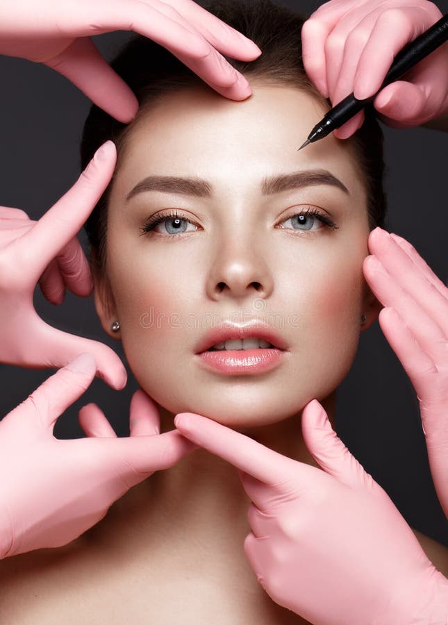 Belle jeune fille avec le maquillage nu naturel avec les outils cosmétiques dans des mains Visage de beauté photo stock Belle jeune fille avec le maquillage nu naturel avec les outils cosmétiques dans des mains Visage de beauté photo stock