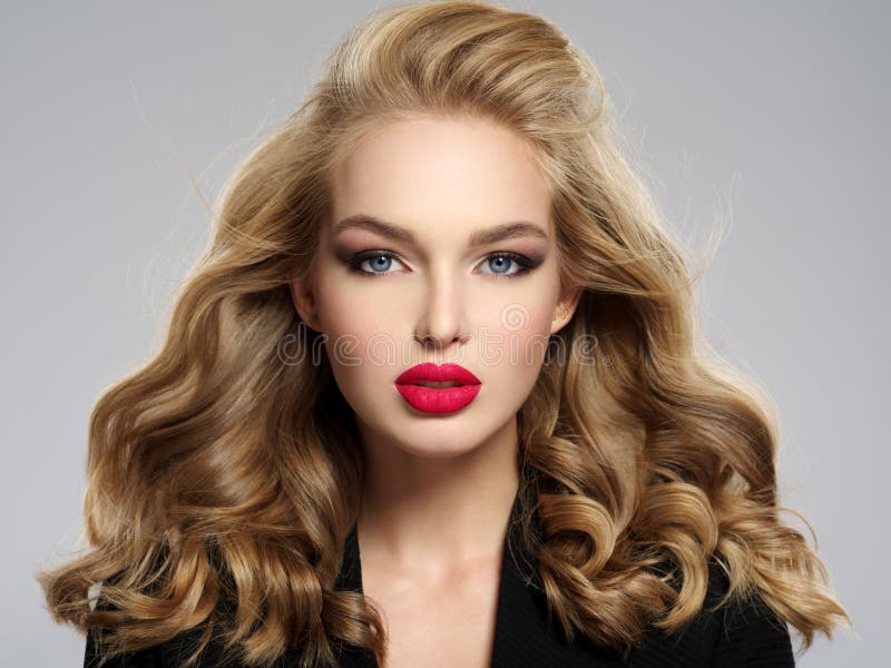 Belle Jeune Fille Blonde Avec Les Lèvres Rouges Sexy Photo Stock Image Du Coiffure Blanc