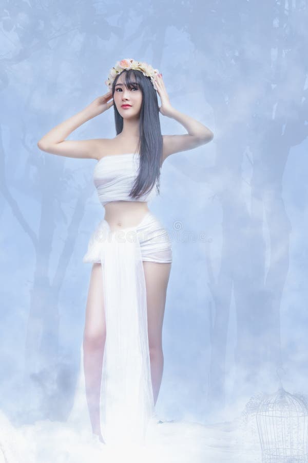 Belle jeune fille dans la robe blanche photographie stock libre de droits Belle jeune fille dans la robe blanche photographie stock libre de droits