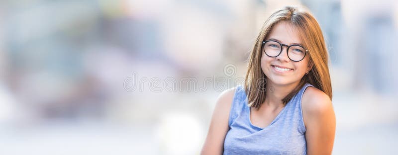 Belle jeune fille de l'adolescence de sourire avec des verres images stock Belle jeune fille de l'adolescence de sourire avec des verres images stock