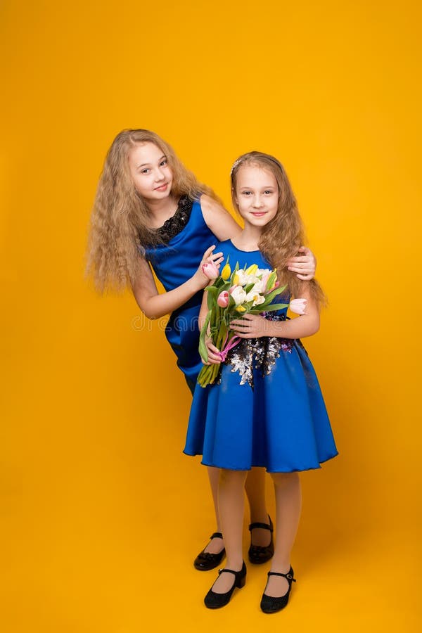 Les Belles Deux Filles Dans Des Pyjamas Roses Jouent Avant Daller Au Lit Image Stock Image Du 