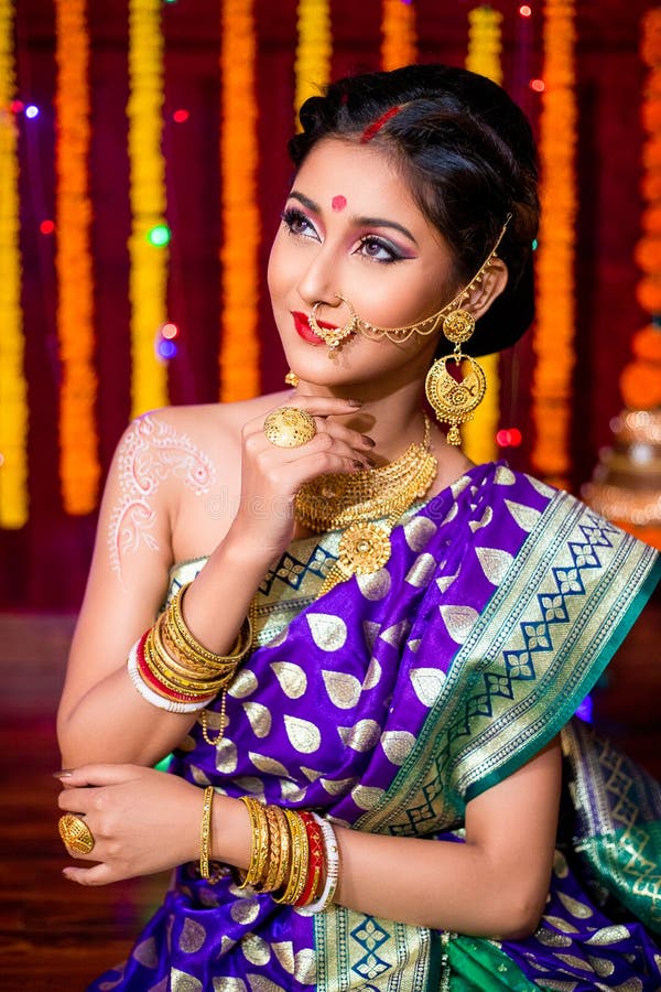 Belle Jeune Fille Indienne En Utilisant Le Sari Traditionnel Faisant Le Rangoli De Fleurs Pour