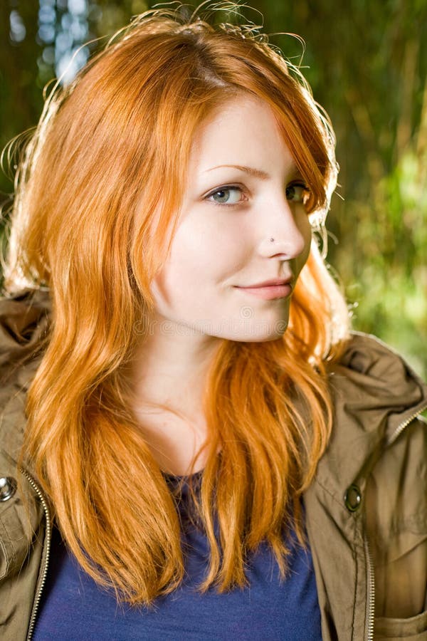 Verticale Romantique D Une Jeune Fille Rousse Photo Stock Image Du Assez Personne 20418572