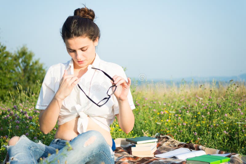 Belle jeune fille suant dehors images libres de droits Belle jeune fille suant dehors images libres de droits