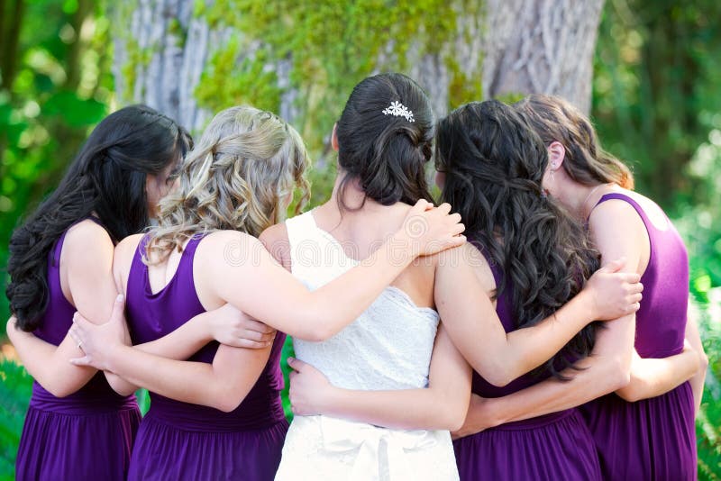 Belle jeune jeune mariée biracial avec son groupe multi-ethnique de bri images stock Belle jeune jeune mariée biracial avec son groupe multi-ethnique de bri images stock