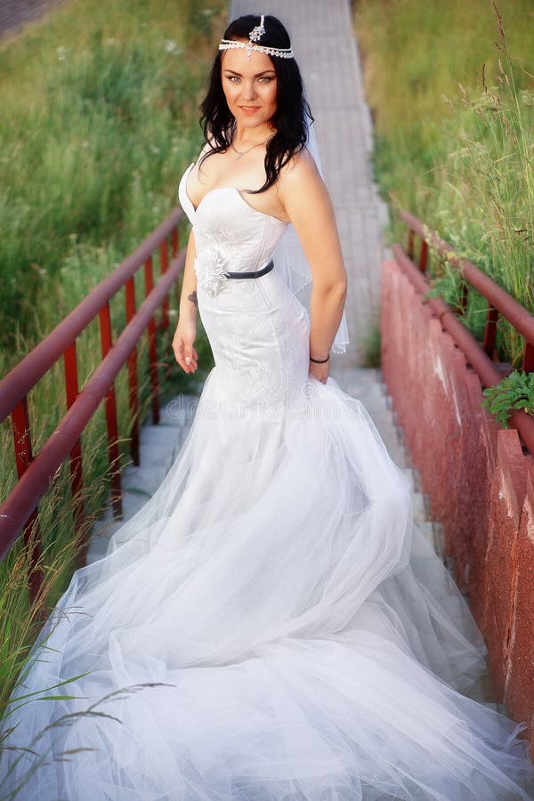 Belle jeune mariée dans un domaine image stock Belle jeune mariée dans un domaine image stock