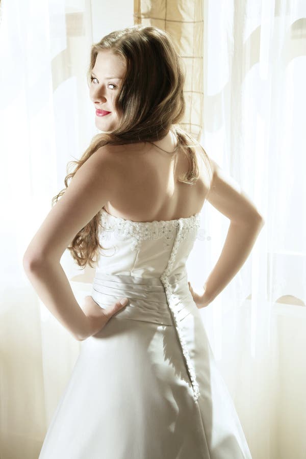 Belle jeune mariée de sourire photographie stock libre de droits Belle jeune mariée de sourire photographie stock libre de droits