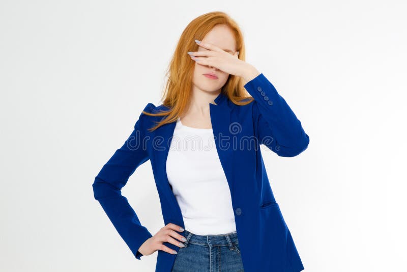 Belle la femme rouge mignonne et jeune de cheveux font le facepalm Le mal de t?te roux de fille n'a pas d?rang? la paume de visag image stock Belle la femme rouge mignonne et jeune de cheveux font le facepalm Le mal de t?te roux de fille n'a pas d?rang? la paume de visag image stock