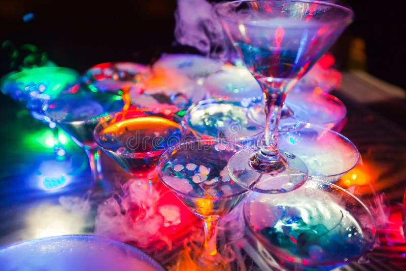 Belle ligne de différents cocktails colorés d'alcool avec de la fumée sur une fête de Noël, une tequila, un martini, une vodka, e