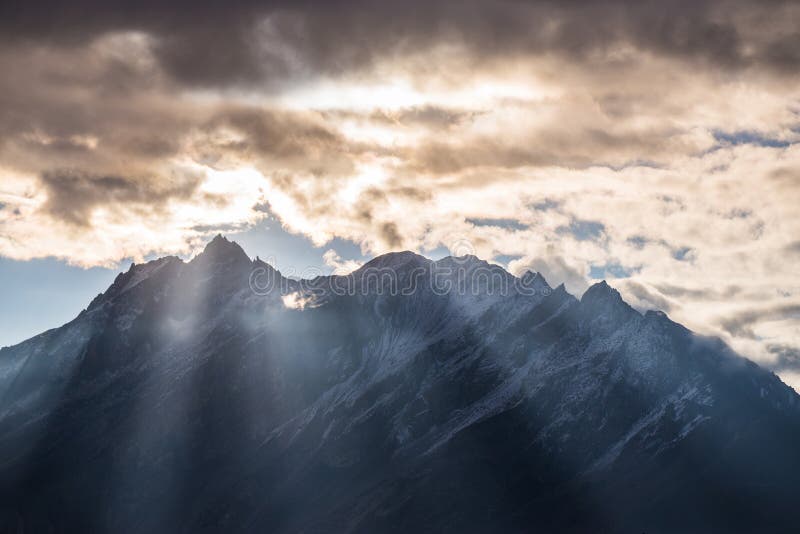Belle lumière de matin sur la montagne images libres de droits Belle lumière de matin sur la montagne images libres de droits