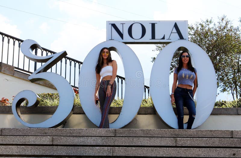 Belle madre e figlia durante la visita alla LA di New Orleans fotografia stock Belle madre e figlia durante la visita alla LA di New Orleans fotografia stock