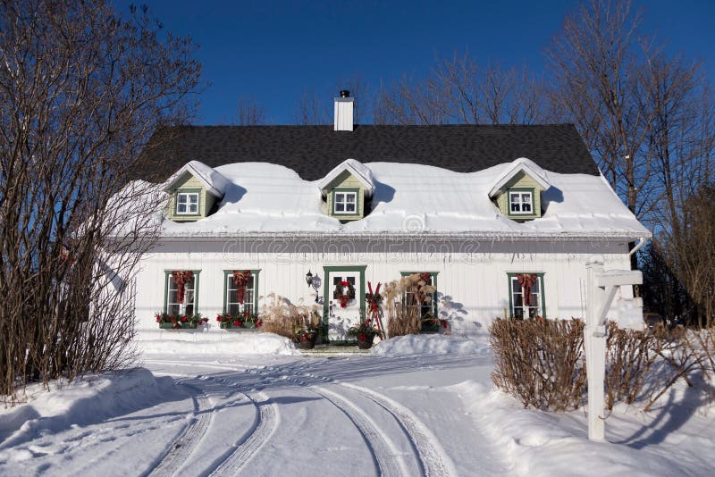 Belle maison héréditaire de style français blanche avec les fenêtres équilibrées vertes et porte avec des décorations de Noël images libres de droits Belle maison héréditaire de style français blanche avec les fenêtres équilibrées vertes et porte avec des décorations de Noël images libres de droits