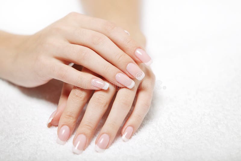 Belle mani sull'asciugamano bianco immagine stock libera da diritti Belle mani sull'asciugamano bianco immagine stock libera da diritti