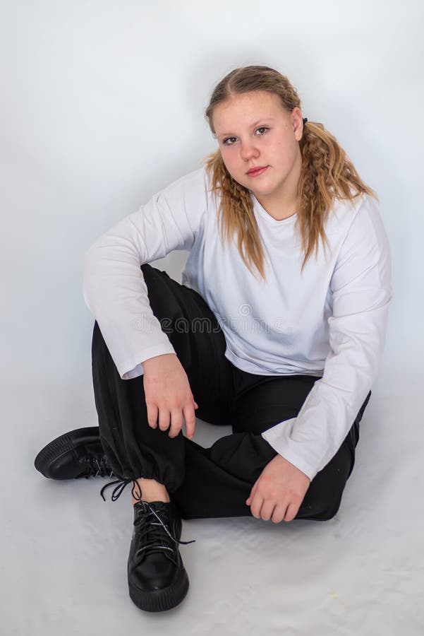 Belle jeune mannequin en vêtements à la mode. Adolescente. Portrait. 2025 image stock