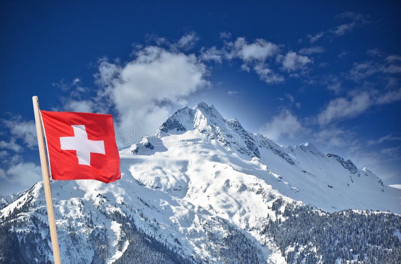 Belle montagne avec le drapeau suisse