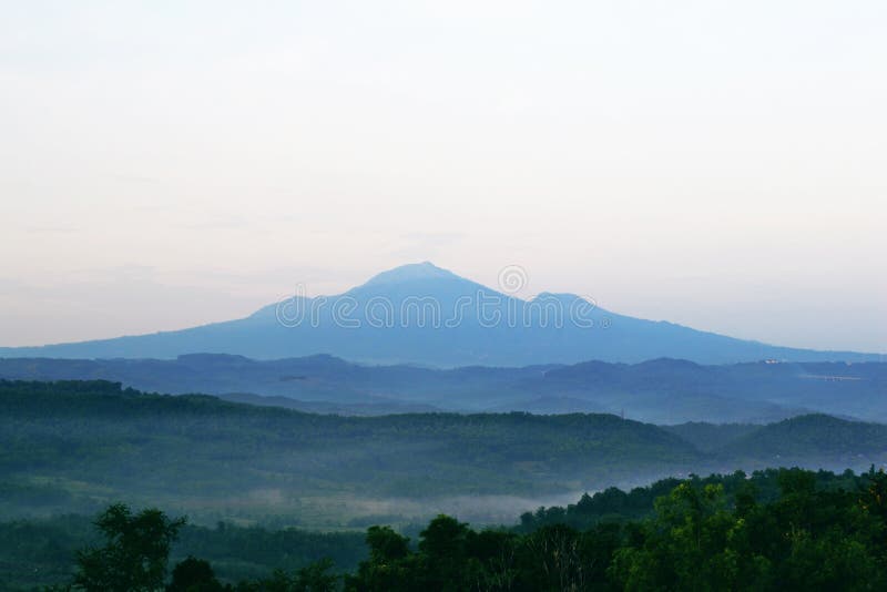 Belle montagne en Indonésie, il prise de colline d'Ungaran image stock Belle montagne en Indonésie, il prise de colline d'Ungaran image stock