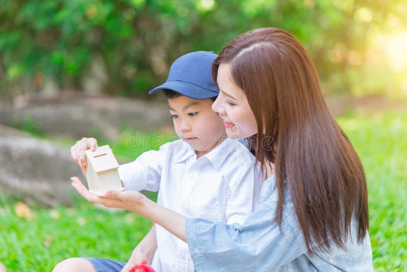 Belle mère asiatique jouant avec son beau fils photographie stock libre de droits Belle mère asiatique jouant avec son beau fils photographie stock libre de droits