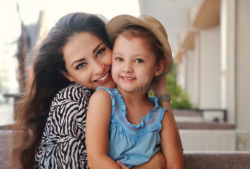 Belle mère heureuse l'étreignant indoo de sourire joying de fille photographie stock libre de droits Belle mère heureuse l'étreignant indoo de sourire joying de fille photographie stock libre de droits