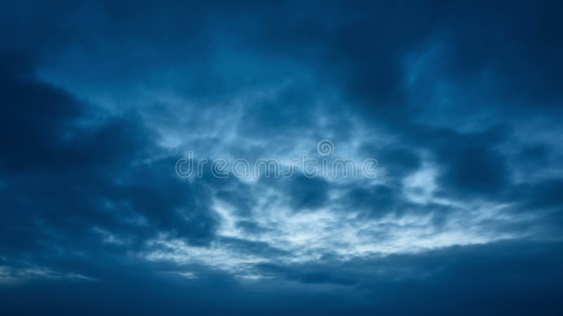 Belle nuvole che si muovono in cielo blu sulla sera di autunno