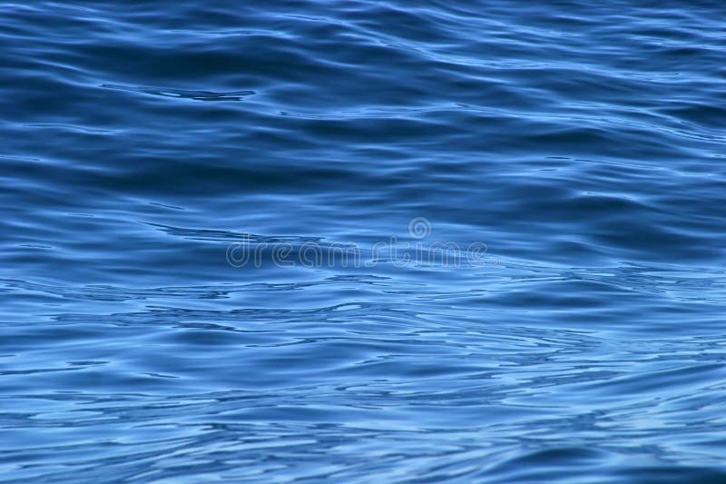 Belle ondulazioni calme sull'oceano blu profondo immagini stock libere da diritti