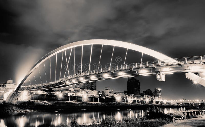 Belle passerelle de voûte en acier image libre de droits Belle passerelle de voûte en acier image libre de droits