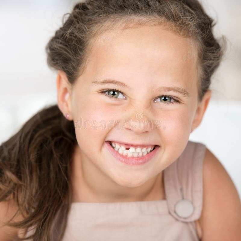 Petite Fille Modeste (8 Ans) Photo stock - Image du brun, enfant