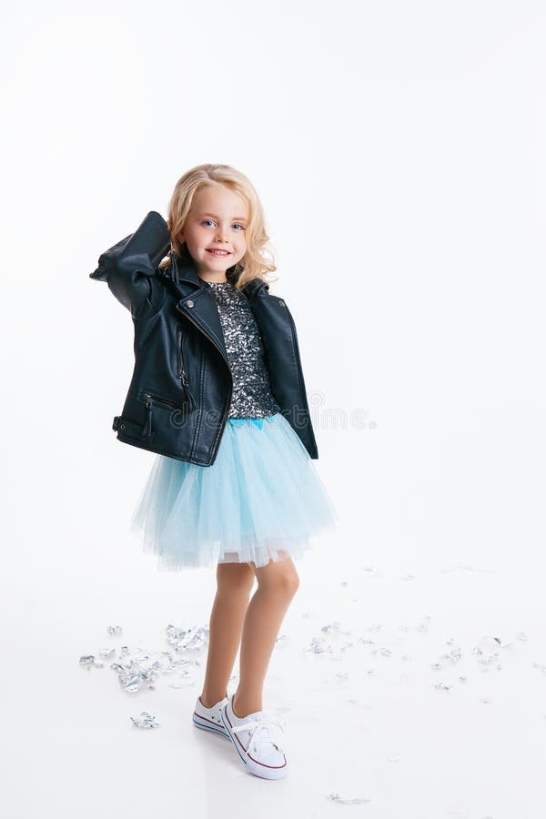 Belle petite fille avec l'emplacement blond bouclé de coiffure sur la fête de vacances dans la robe avec les paillettes et la ves images libres de droits Belle petite fille avec l'emplacement blond bouclé de coiffure sur la fête de vacances dans la robe avec les paillettes et la ves images libres de droits