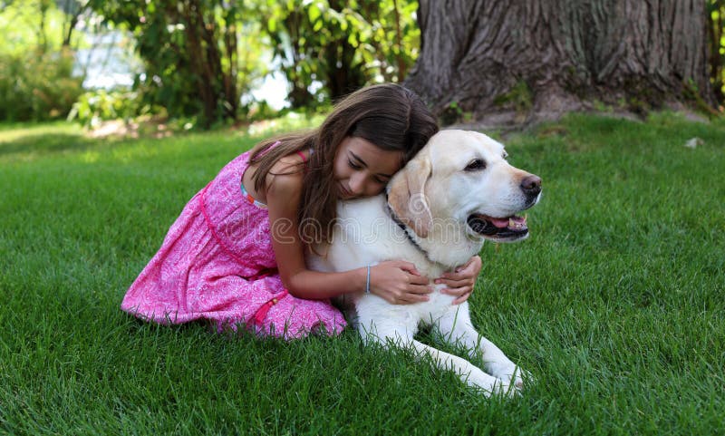 Belle petite fille avec son meilleur ami de chien au parc pendant l'été au Michigan photo libre de droits Belle petite fille avec son meilleur ami de chien au parc pendant l'été au Michigan photo libre de droits