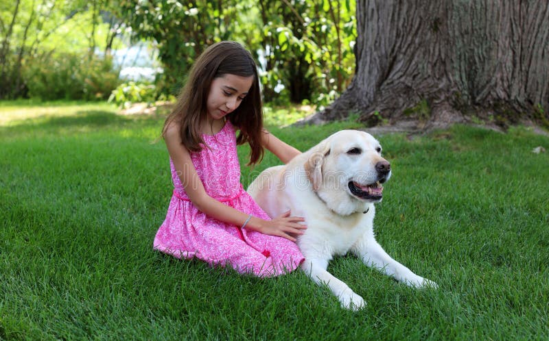 Belle petite fille avec son meilleur ami de chien au parc pendant l'été au Michigan image libre de droits Belle petite fille avec son meilleur ami de chien au parc pendant l'été au Michigan image libre de droits