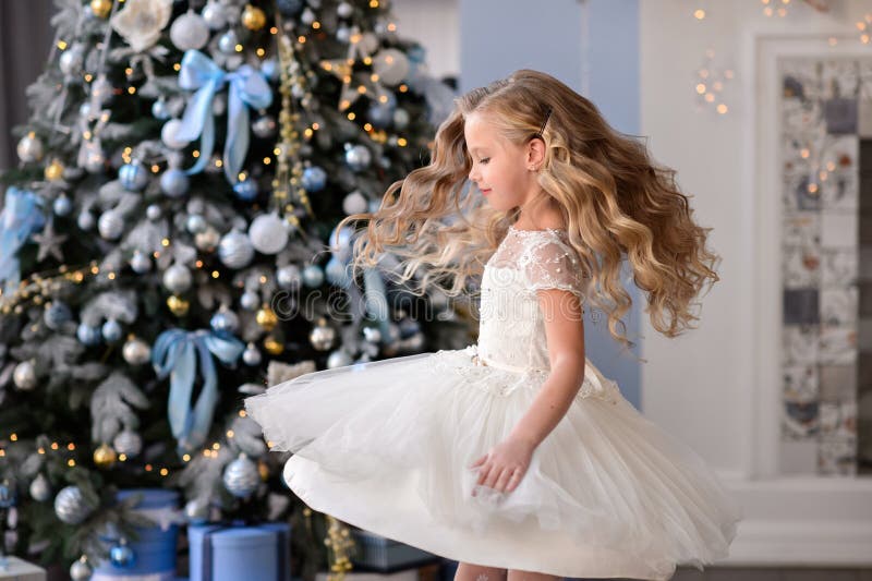 Belle petite fille dans une robe étonnante images libres de droits Belle petite fille dans une robe étonnante images libres de droits