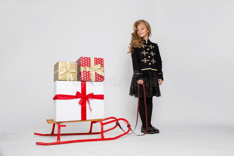 Belle petite fille renversante avec de longs cheveux blonds photographie stock libre de droits Belle petite fille renversante avec de longs cheveux blonds photographie stock libre de droits