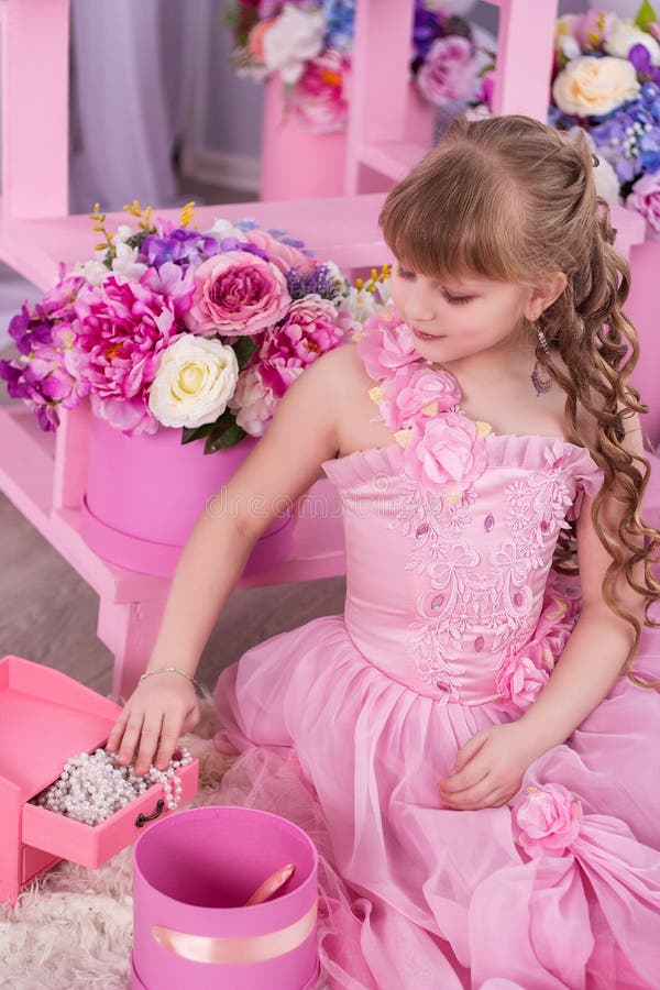 Belle petite fille à une fête d'anniversaire photo stock Belle petite fille à une fête d'anniversaire photo stock