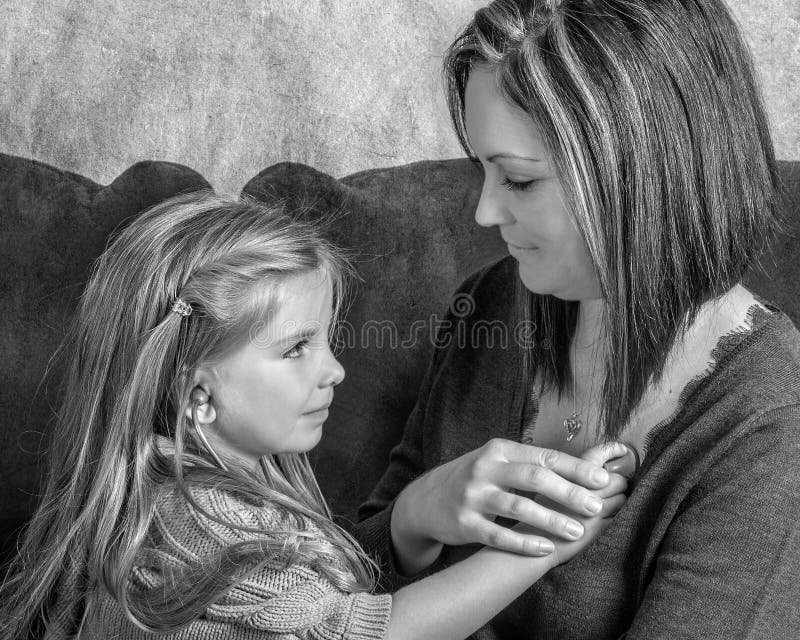 Belle petite fille écoutant son coeur de mamans avec stethos images stock Belle petite fille écoutant son coeur de mamans avec stethos images stock