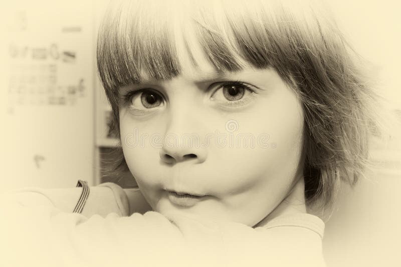 Belle petite jeune fille faisant un visage image stock Belle petite jeune fille faisant un visage image stock
