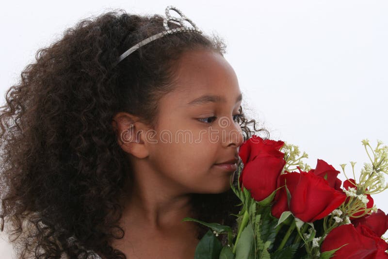 Belle petite princesse With Tiara Smelling Roses au-dessus de blanc photo stock Belle petite princesse With Tiara Smelling Roses au-dessus de blanc photo stock