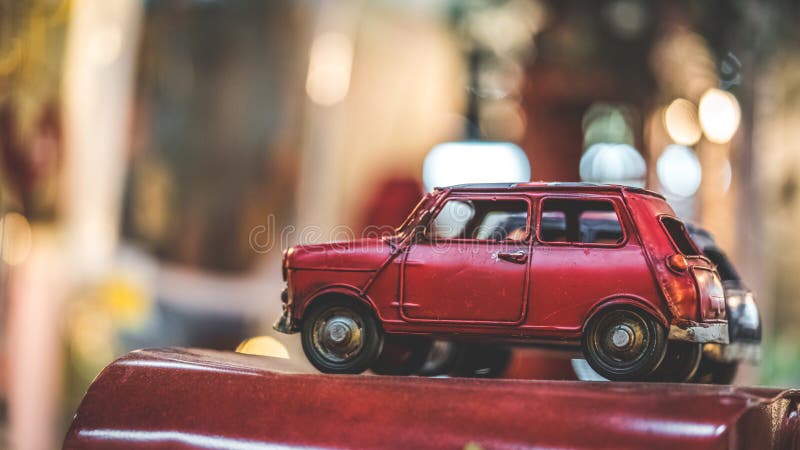 Belle petite voiture rouge de vintage photographie stock libre de droits Belle petite voiture rouge de vintage photographie stock libre de droits