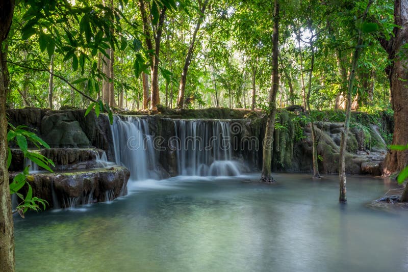 Belle piccole cascate nascoste nella giungla tropicale della Tailandia immagini stock libere da diritti Belle piccole cascate nascoste nella giungla tropicale della Tailandia immagini stock libere da diritti