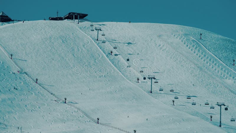 Belle piste de ski alpin et remonte-pentes dans les montagnes. station de ski alpe dhuez france
