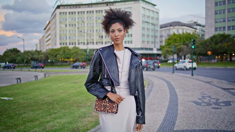 Belle place touristique debout regardant autour closeup. femme africaine souriante clips vidéos