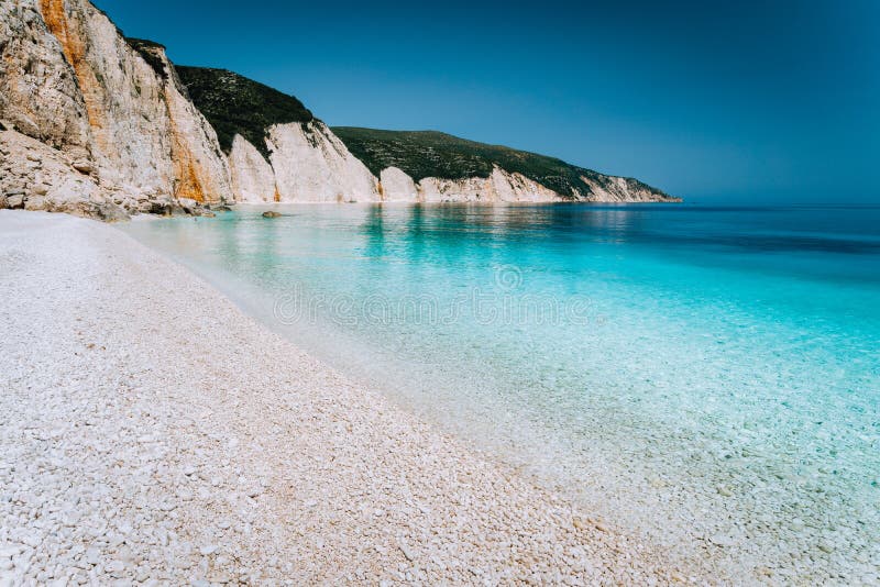 Belle plage de pierre de caillou Vacances d'?t? et concept de vacances pour le tourisme Paysage méditerranéen inspiré photos libres de droits Belle plage de pierre de caillou Vacances d'?t? et concept de vacances pour le tourisme Paysage méditerranéen inspiré photos libres de droits