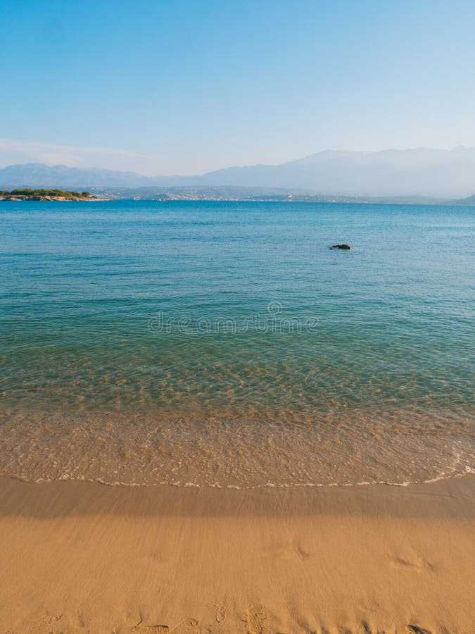 Belle plage sablonneuse, mer bleue claire et atmosph?re de d?tente images stock Belle plage sablonneuse, mer bleue claire et atmosph?re de d?tente images stock
