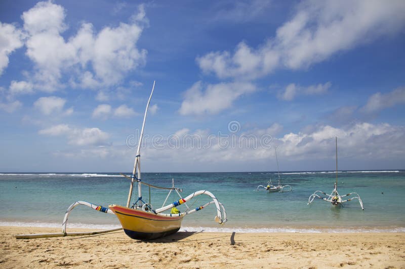 Belle plage tropicale avec des bateaux du ` s de pêcheur dans DUA de Nusa, Bali, Indonésie photos libres de droits Belle plage tropicale avec des bateaux du ` s de pêcheur dans DUA de Nusa, Bali, Indonésie photos libres de droits