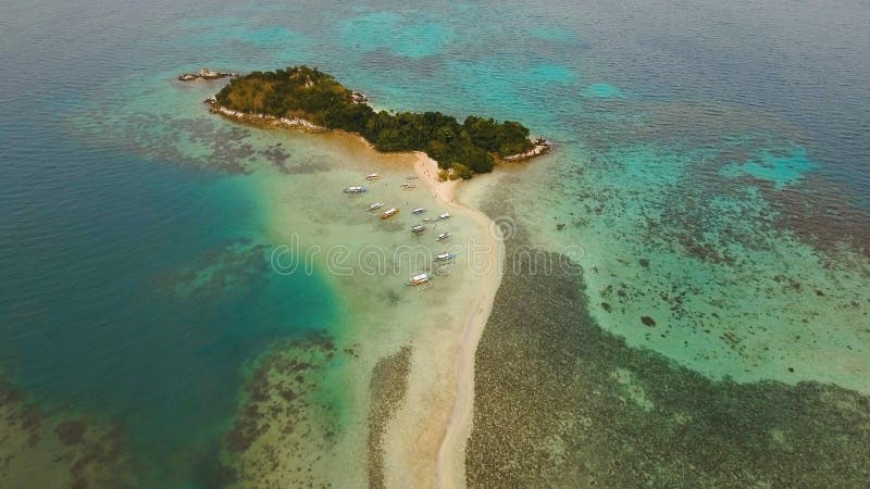 Belle plage tropicale, vue aérienne Île tropicale photos libres de droits Belle plage tropicale, vue aérienne Île tropicale photos libres de droits